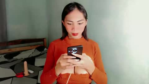 Snapshot of astrid_khalifa chatting on December 10, 5:44 pm Astrid online show from December 10, 5:44 pm