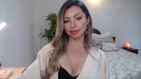 Auri Belle  online show from November 6, 8:01 pm