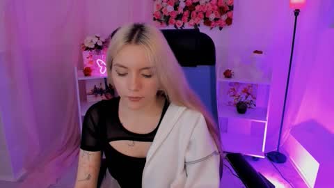 aurorawrenfield online show from September 22, 10:41 am