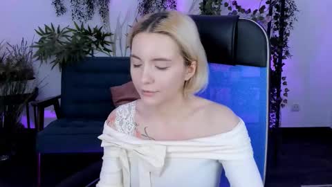 aurorawrenfield online show from December 5, 5:28 am