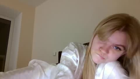 AuroraXRoses online show from October 31, 8:20 pm