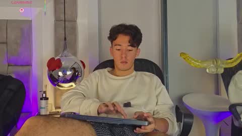 austinreeds online show from March 25, 4:36 pm