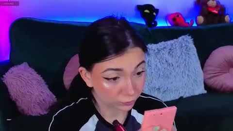 AveryWillow online show from March 24, 12:05 am