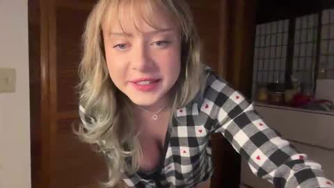 Avery  online show from October 12, 9:49 pm