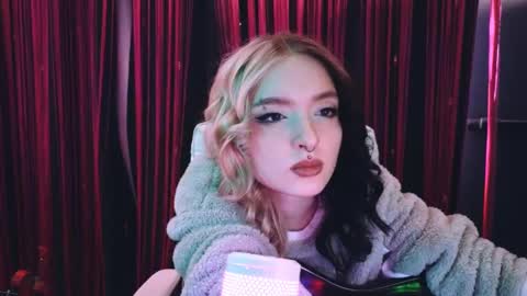 Snapshot of avi_nile chatting on March 11, 2:32 am Avriel online show from March 11, 2:32 am