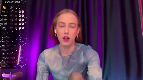 avril_pearly_ online show from December 15, 12:01 pm