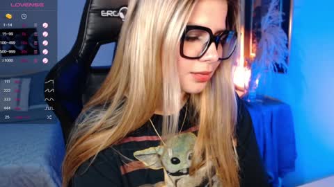 Snapshot of avrill_morgan chatting on December 9, 8:01 pm Avrill Morgan online show from December 9, 8:01 pm