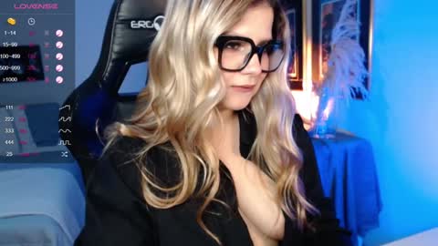Snapshot of avrill_morgan chatting on December 16, 8:16 pm Avrill Morgan online show from December 16, 8:16 pm