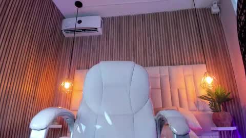 Snapshot of avymilton chatting on September 13, 1:46 pm Avy online show from September 13, 1:46 pm