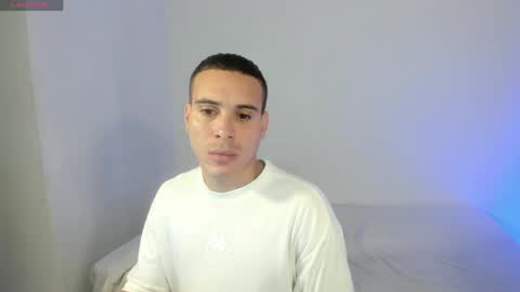 axel__fierro online show from May 17, 7:56 pm