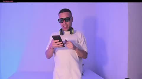 axel__fierro online show from May 6, 8:37 pm
