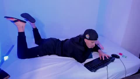 axel__fierro online show from April 26, 8:50 pm