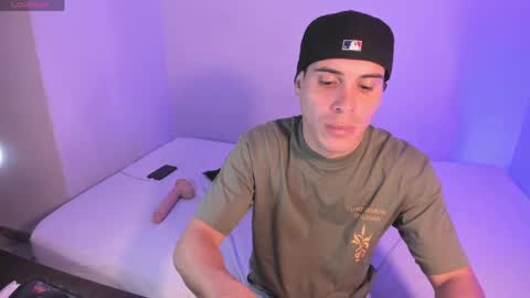 axel__fierro online show from May 4, 8:15 pm