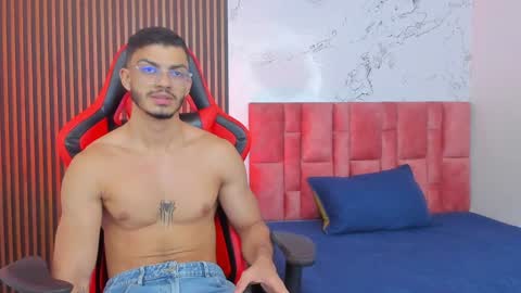 Axel  online show from December 19, 3:51 am