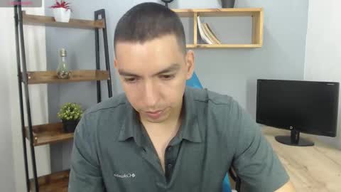 Snapshot of axel_stones_ chatting on October 20, 1:49 pm axel_stones_ online show from October 20, 1:49 pm