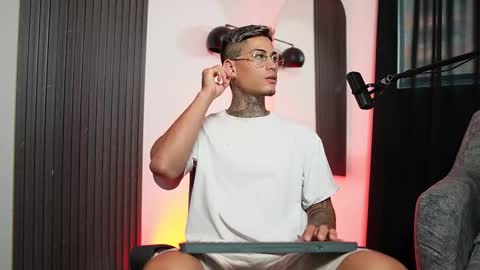 Agustin online show from March 5, 9:15 pm