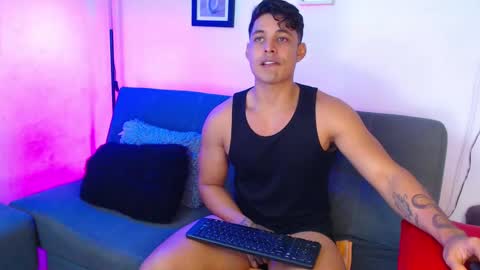 Snapshot of axell_dior chatting on January 17, 2:50 am axell online show from January 17, 2:50 am
