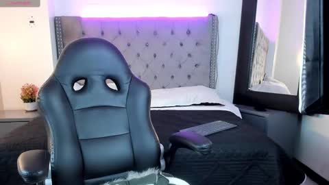 Snapshot of ayliinn_ chatting on February 22, 10:07 am Ayliinn online show from February 22, 10:07 am