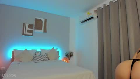 itzell  online show from October 13, 1:18 am