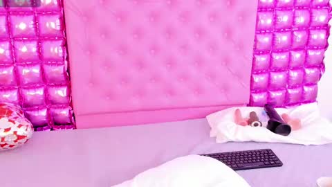 Snapshot of barbarahills_21 chatting on February 14, 7:44 pm Barbie Hills online show from February 14, 7:44 pm