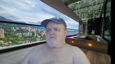Snapshot of bear4muscle chatting on October 12, 9:49 pm Dookie online show from October 12, 9:49 pm