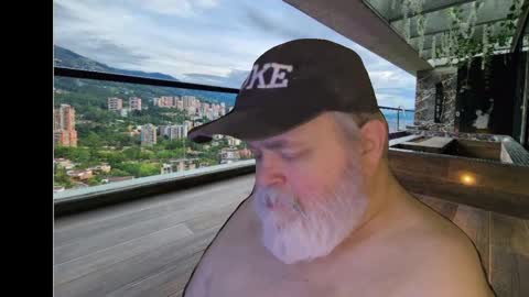 Snapshot of bear4muscle chatting on December 7, 9:06 pm Dookie online show from December 7, 9:06 pm