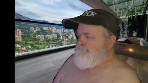 Snapshot of bear4muscle chatting on December 8, 5:17 am Dookie online show from December 8, 5:17 am