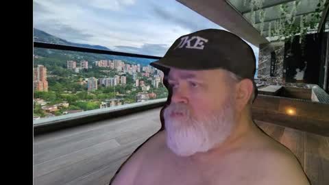 Snapshot of bear4muscle chatting on December 13, 1:26 am Dookie online show from December 13, 1:26 am