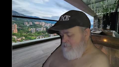 Snapshot of bear4muscle chatting on December 6, 11:52 pm Dookie online show from December 6, 11:52 pm