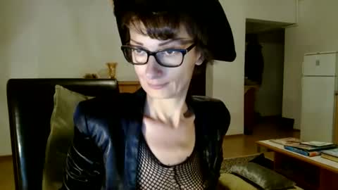 Snapshot of bebacksooon chatting on December 5, 4:06 pm Raluca online show from December 5, 4:06 pm