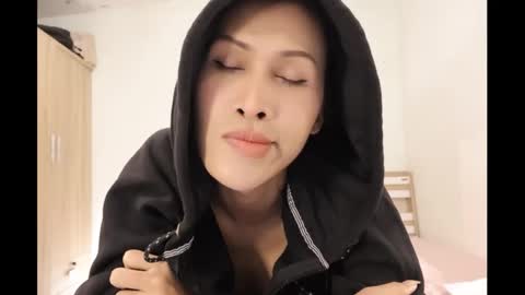 Snapshot of bee_thai chatting on December 13, 7:32 pm bee_thai online show from December 13, 7:32 pm