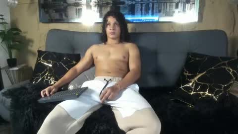 independent model online show from May 12, 3:48 am