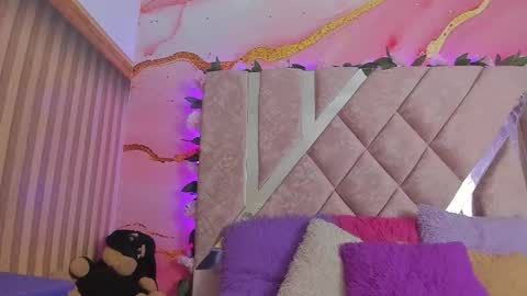 Melanie  online show from February 4, 10:52 am