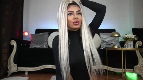 Snapshot of bella_blonda chatting on February 16, 10:43 pm Emma Bella online show from February 16, 10:43 pm