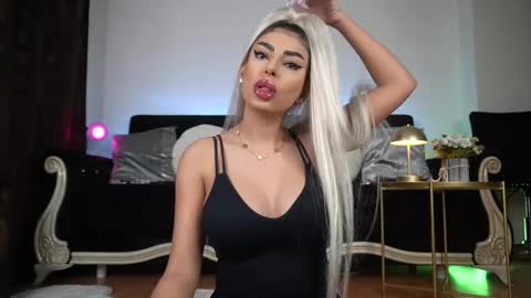 Snapshot of bella_blonda chatting on February 15, 10:10 pm Emma Bella online show from February 15, 10:10 pm