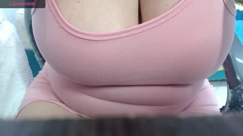 Snapshot of bella_lady_1_ chatting on January 30, 12:50 am lady online show from January 30, 12:50 am