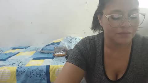 Snapshot of bella_lady_1_ chatting on September 19, 6:33 pm lady online show from September 19, 6:33 pm