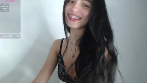 Snapshot of bella_musee chatting on January 10, 1:32 am online show from January 10, 1:32 am