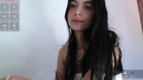 Snapshot of bella_musee chatting on January 22, 8:59 pm online show from January 22, 8:59 pm