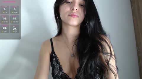 Snapshot of bella_musee chatting on December 6, 3:46 am online show from December 6, 3:46 am