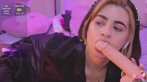 bella_thixx online show from April 8, 3:20 am