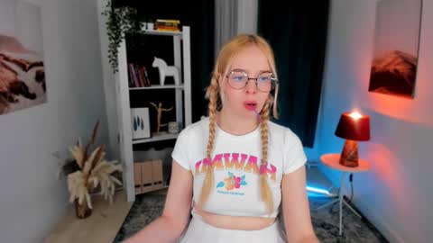 Snapshot of bellamontgomery chatting on September 10, 9:49 pm Bella online show from September 10, 9:49 pm