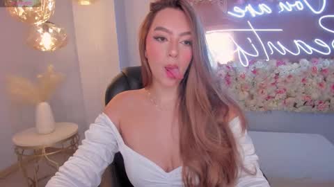 Snapshot of bellarosex1 chatting on September 10, 3:51 am Bella Rose online show from September 10, 3:51 am