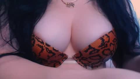 Snapshot of bellelovexx chatting on January 11, 9:15 am Hello I am kind friendly and cute girl online show from January 11, 9:15 am