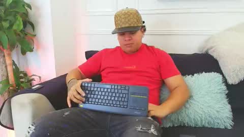 bennett_alejoo online show from November 5, 7:05 pm