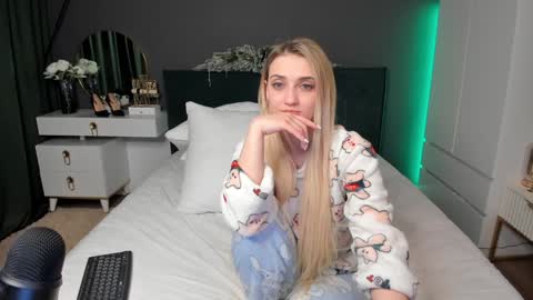 Snapshot of bestbadteacher chatting on December 14, 3:47 pm Amelia Ami Free Lovense control in pvt online show from December 14, 3:47 pm