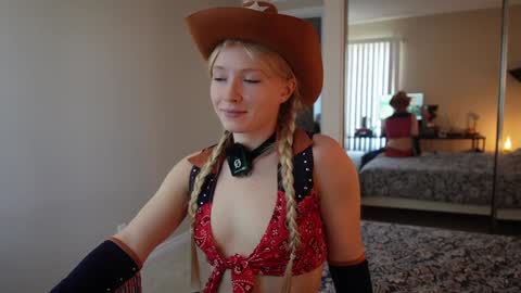 Chloe Next stream on Friday online show from October 31, 7:36 pm