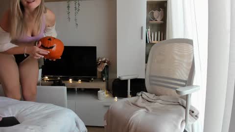 Vicky   online show from October 31, 8:26 am