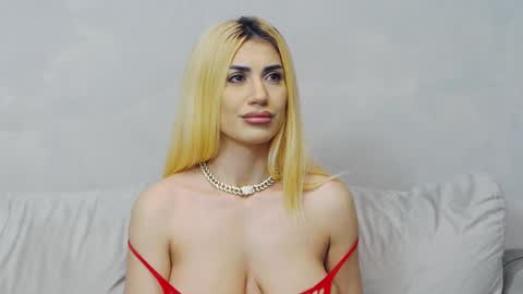 Snapshot of bethierusse chatting on January 23, 2:12 am bethierusse online show from January 23, 2:12 am