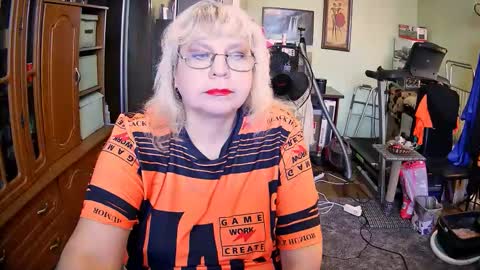 BeverlyQCynia online show from September 22, 11:58 am